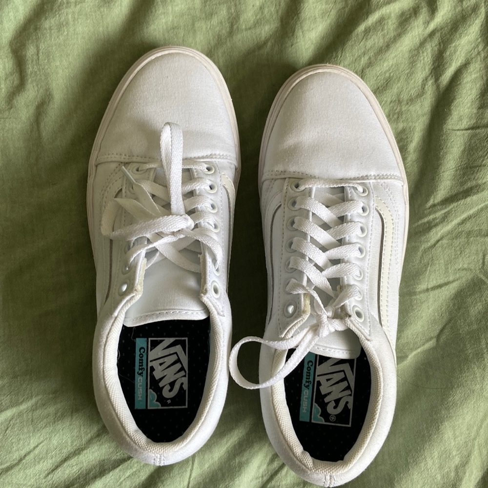 White Old Sokol Vans Comfy Cush 8.0 Men’s/ 9.5 Women’s